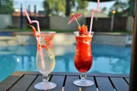 Cresta Oasis Hotel - Rooftop Pools
