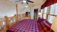 2 Bd Cabin, Hot Tub, Utk/Neyland, Smokys, 16Acres, FP, Arcade, Fishing