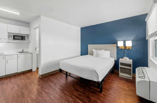 Birch Hill Suites Kansas City - Independence Hotels near CoCo Key Water Resort