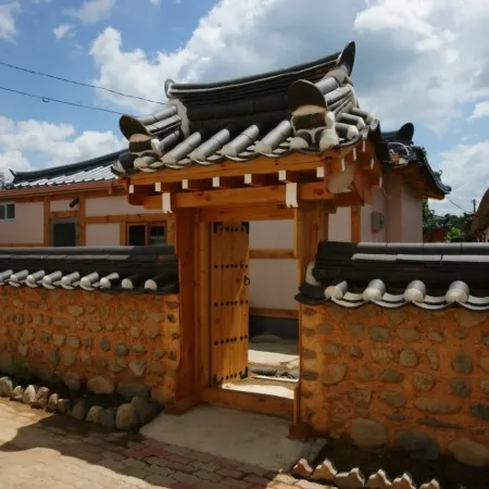 Gyeongju Hwangnam Old House Pension Отели рядом с достопримечательностью «Храм Сундокджон»