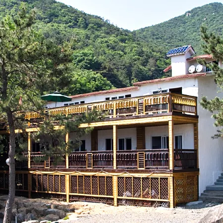 Namhae Songjeong Hwangto Pension Отели рядом с достопримечательностью «Храм Пориам»