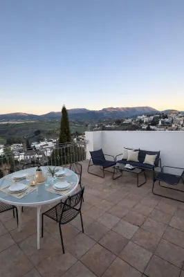 Apartamentos Avanel - parking