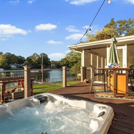 Dock, Hot Tub & Kayaks on Lake Norman Lakeside Gem by Avantstay Отели в г. Уэстпарк