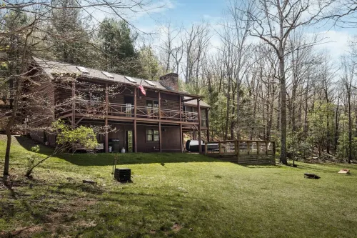Hidden Cabin Retreat with Hot Tub in Lost City, WV
