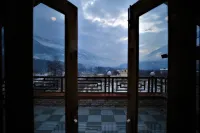 Mountainshack Riverside Stay & Cafe