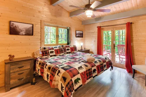 Pet-Friendly Otto Mountain Cabin w/ Fireplace! - Hot Tub