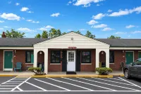 Hillcrest Motel by OYO Aurora in Near Lawrenceburg - Parking