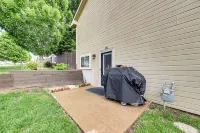 4 Mi to K-state! Modern Garden-level Apt - Homestays