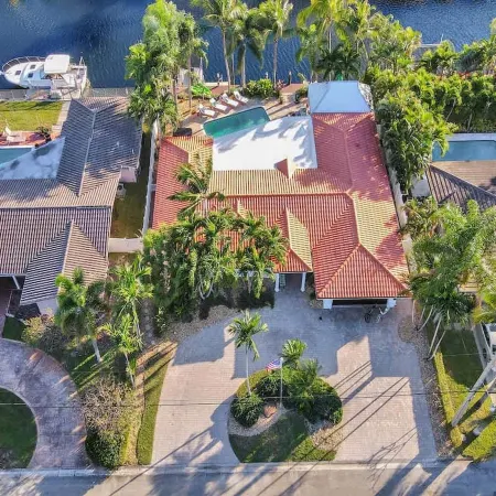 Waterfront With Pool Spa Tiki Bar and 1 Mile to Beach