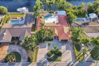 Waterfront With Pool Spa Tiki Bar and 1 Mile to Beach - Jacuzzi