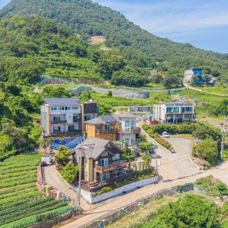 Geoje Island Gajodo Full House Pension (Large Outdoor Swimming Pool)