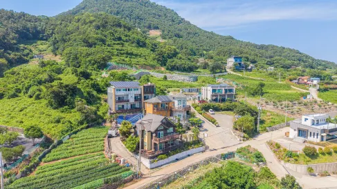 Geoje Island Gajodo Full House Pension (Large Outdoor Swimming Pool)