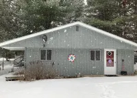 Clean cottage on the Eagle River Chain, dock, firewood, edge of town - Wifi