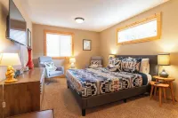 Modern Chalet with Lake Views in Marina Area - 4-Star