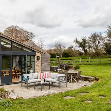 Lavish Farmhouse With Lake Gardens Pool Table