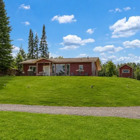 "Haufer Hall" - Charming 2-bedroom cabin on beautiful Little Boy Lake.