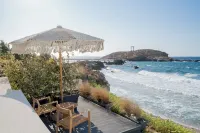 Portara Seaside Luxury Suites - Parking