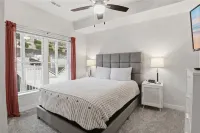 Peaceful, Newly Built Lakefront Condo, w/ PWC Slip, Screened Balcony, 2 Pools & Elevator - Homestay