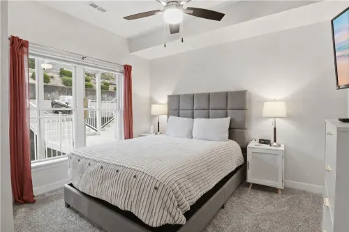 Peaceful, Newly Built Lakefront Condo, w/ PWC Slip, Screened Balcony, 2 Pools & Elevator - Homestays