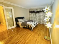 Top Executive 10 bedroom Home Near Airport Hotels near Lisgar