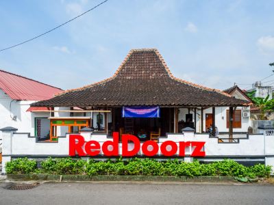 RedDoorz Syariah @ Ndalem Kembang Sore Yogyakarta