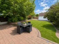 4BR 3Bath Home Free Parking & Private Garden - 2-Sterne