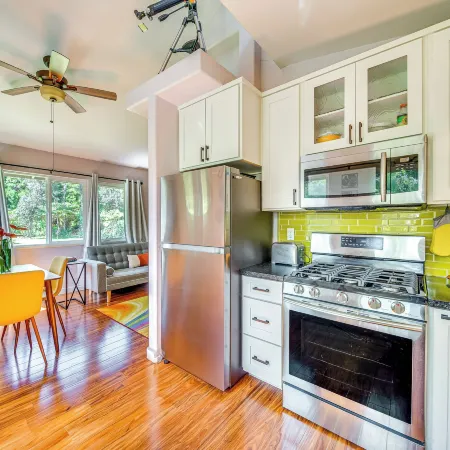 Rainforest Retreat w/ Hot Tub: Mins to Nat'l Park!