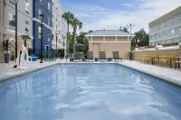 Hampton Inn & Suites Lake City - Parkplatz