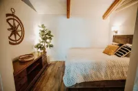 Romantic lakefront chalet w/hot tub - Chalets