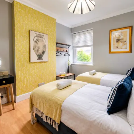 3 Br Spacious Cardiff Home • Hot Tub & Game Room