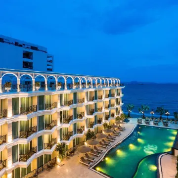 LK Emerald Beach Отели рядом с достопримечательностью «Пляж Наклуа»