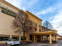 La Quinta Inn & Suites by Wyndham Milwaukee Bayshore Area Hotels in Glendale