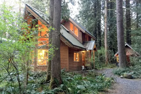 Snowline Cabin #4 - A Pet-Friendly Cedar Cabin with a Private Outdoor Hot Tub!