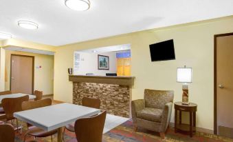 Super 8 by Wyndham Lewisburg