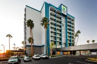 Holiday Inn Express & Suites Santa Ana - Orange County فنادق في سانتا آنا