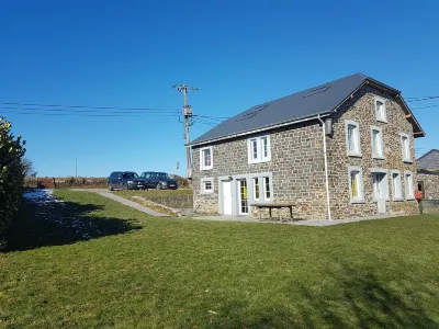 Joli gite dans un village très calme à côté de la Roche-en-ardenne 12 personnes Hôtels à proximité de : Musée de la Bataille des Ardennes
