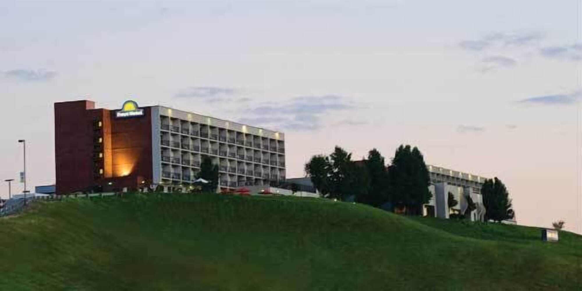 Days Inn & Suites by Wyndham Sutton Flatwoods