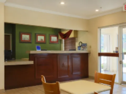 曾斯維爾市中心的舒適套房酒店 馬斯金格姆縣酒店