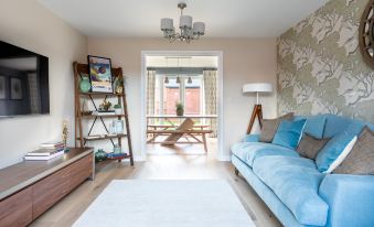4 Bedroom Detached House 5Mins Walk to Shopping Village - Housity