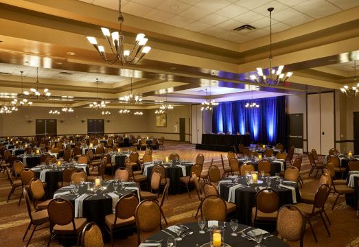 4. 엠버시 스위트 ..