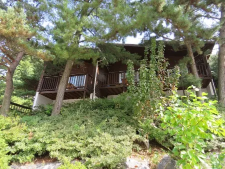 Maehwadum Bung Village Pension in Taean Отели в г. Тхэан