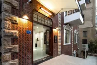 MisooHi · Nanzhi Homestay (Zhongshan Road Pedestrian Street Ferry Terminal Branch) - parking