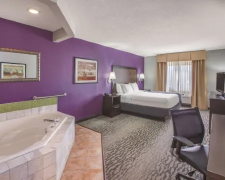 La Quinta Inn & Suites by Wyndham Erie Hotels in Summit Township