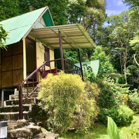 TP Hut Bungalows Отели рядом с достопримечательностью «Водопад Клонгплу»