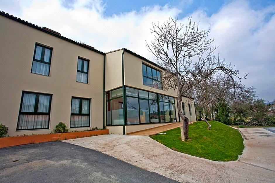 Hotel Amenal - Housity