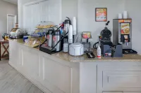 Days Inn & Suites by Wyndham Huntsville - breakfast