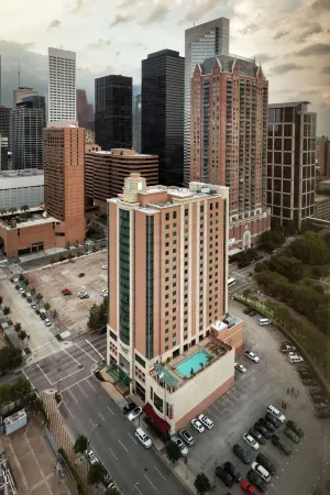 Embassy Suites by Hilton Houston Downtown Отели рядом с достопримечательностью «Ротко Чапел»