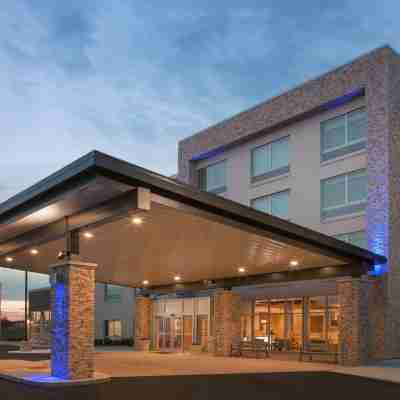 Holiday Inn Express & Suites Detroit - Farmington Hills Hotel Exterior