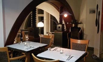 Savoy Hotel & Restaurant - Housity