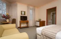 La Maison Boutique Hotel Hotels near Three Sisters